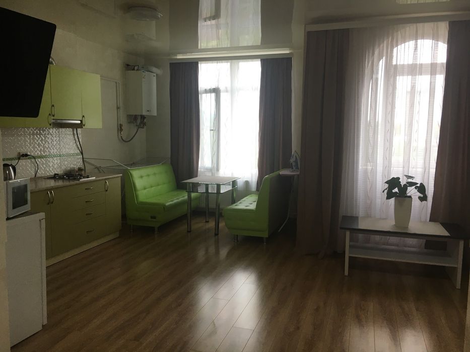 Нова квартира у самому центрі. Автономне опалення, паркінг.