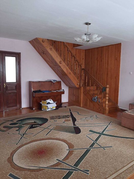 Великий будинок з садибою на 18 сотках  біля ставка.