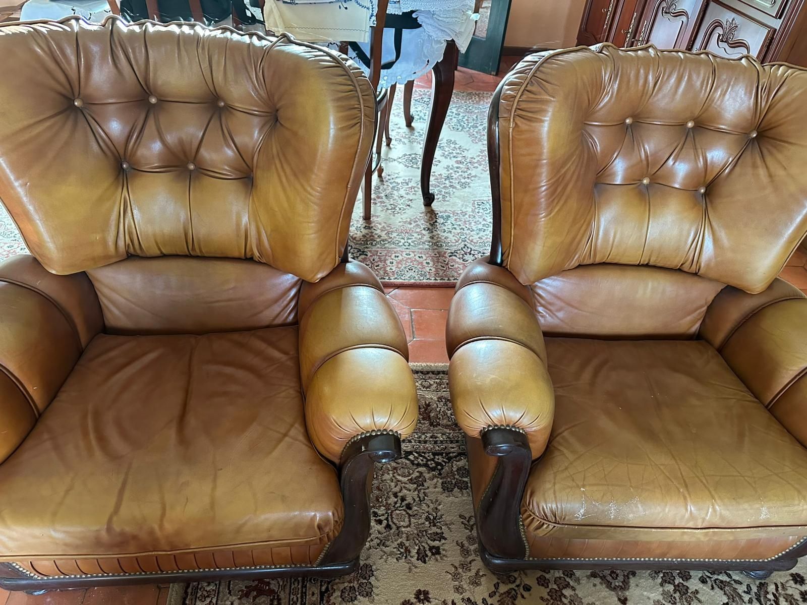 Conjunto sofás em pele