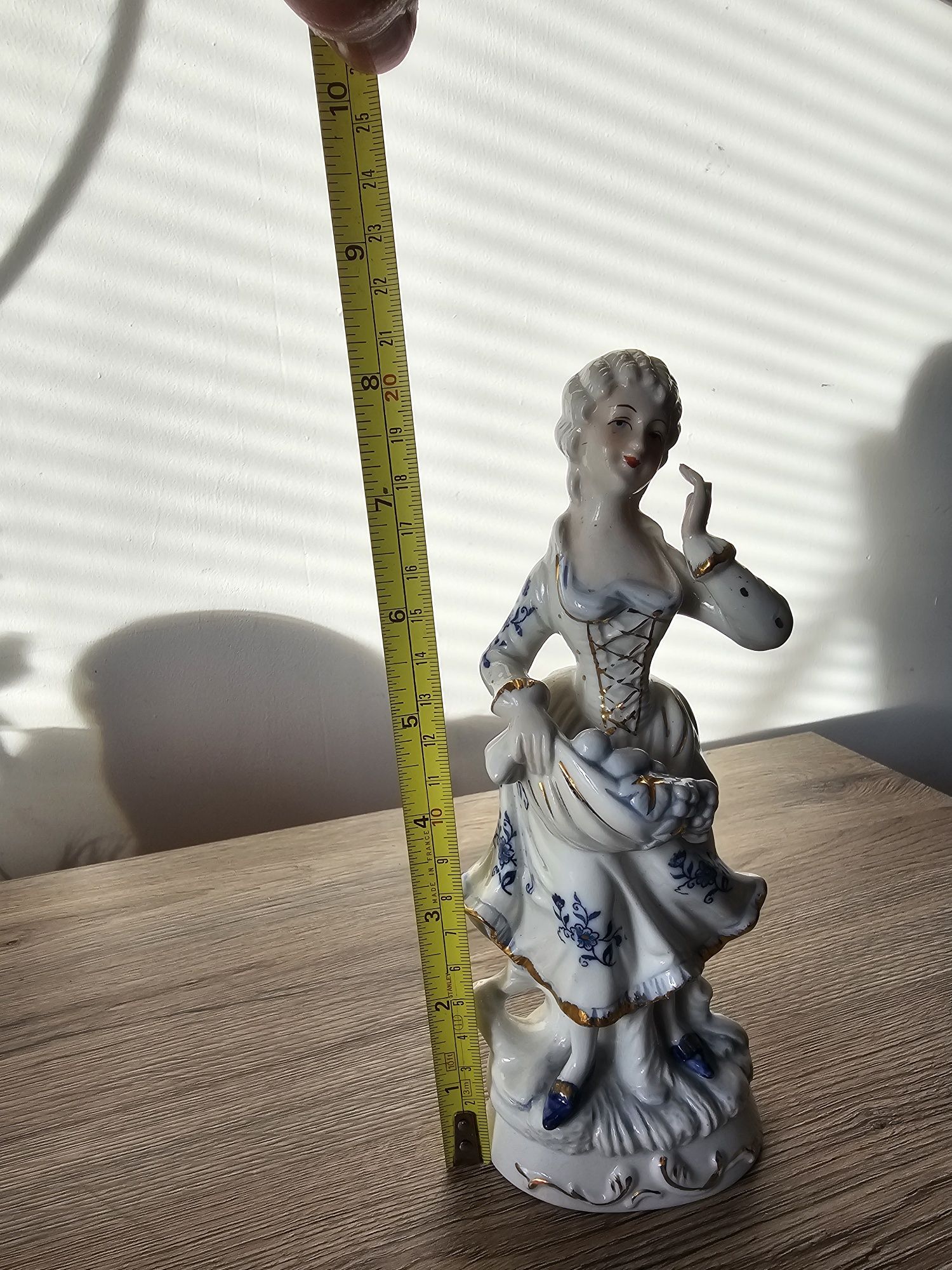 Figurka z porcelany-dama wysokość 20 cm