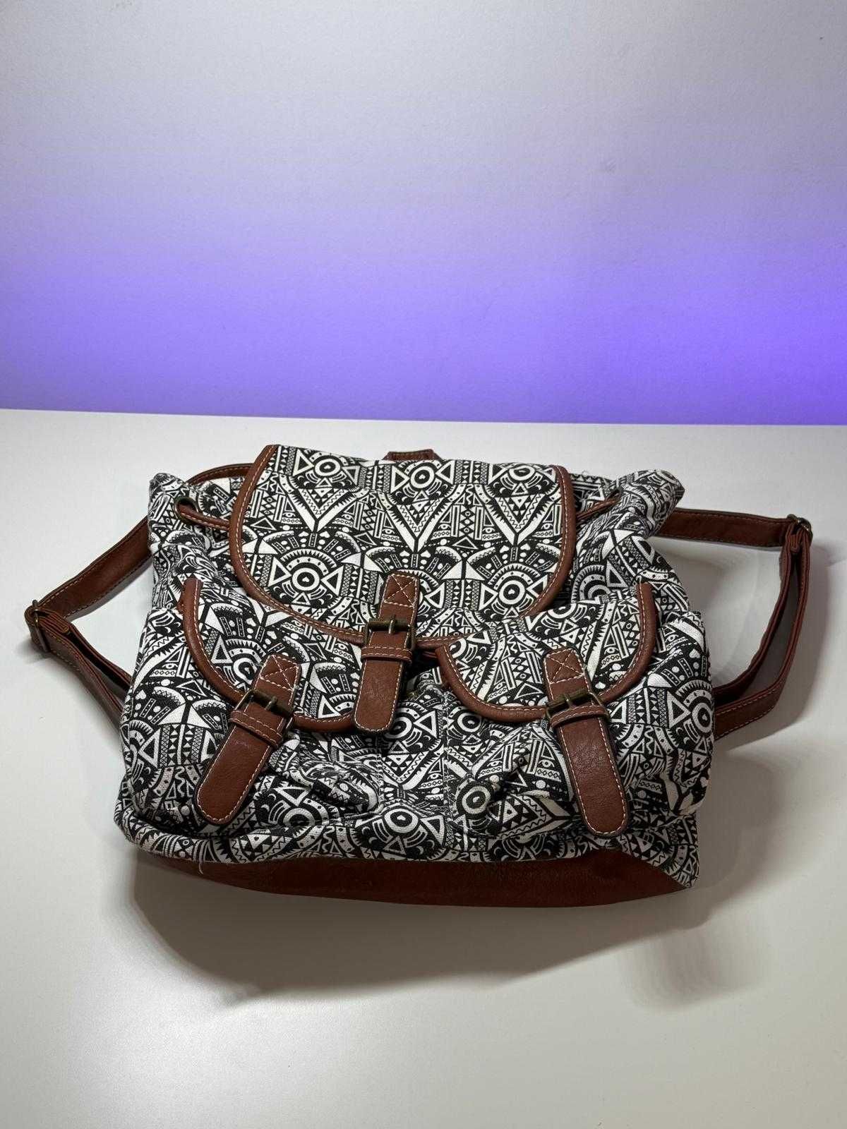 Mochila com padrão preto e branco