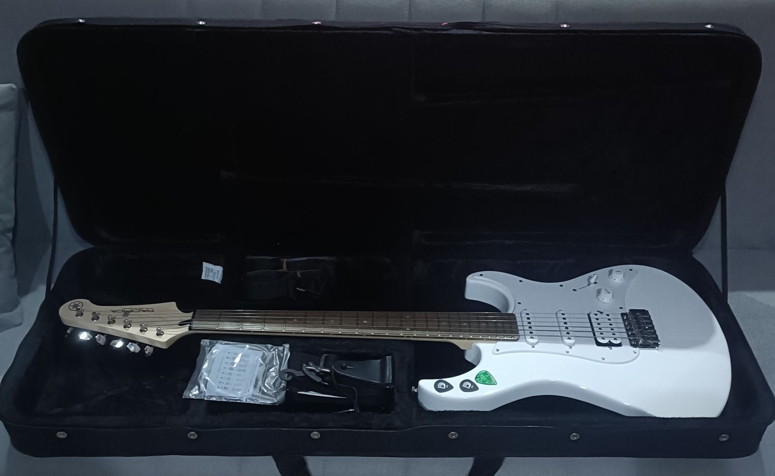 Guitarra eléctrica Yamaha Pacifica 012, Branco
