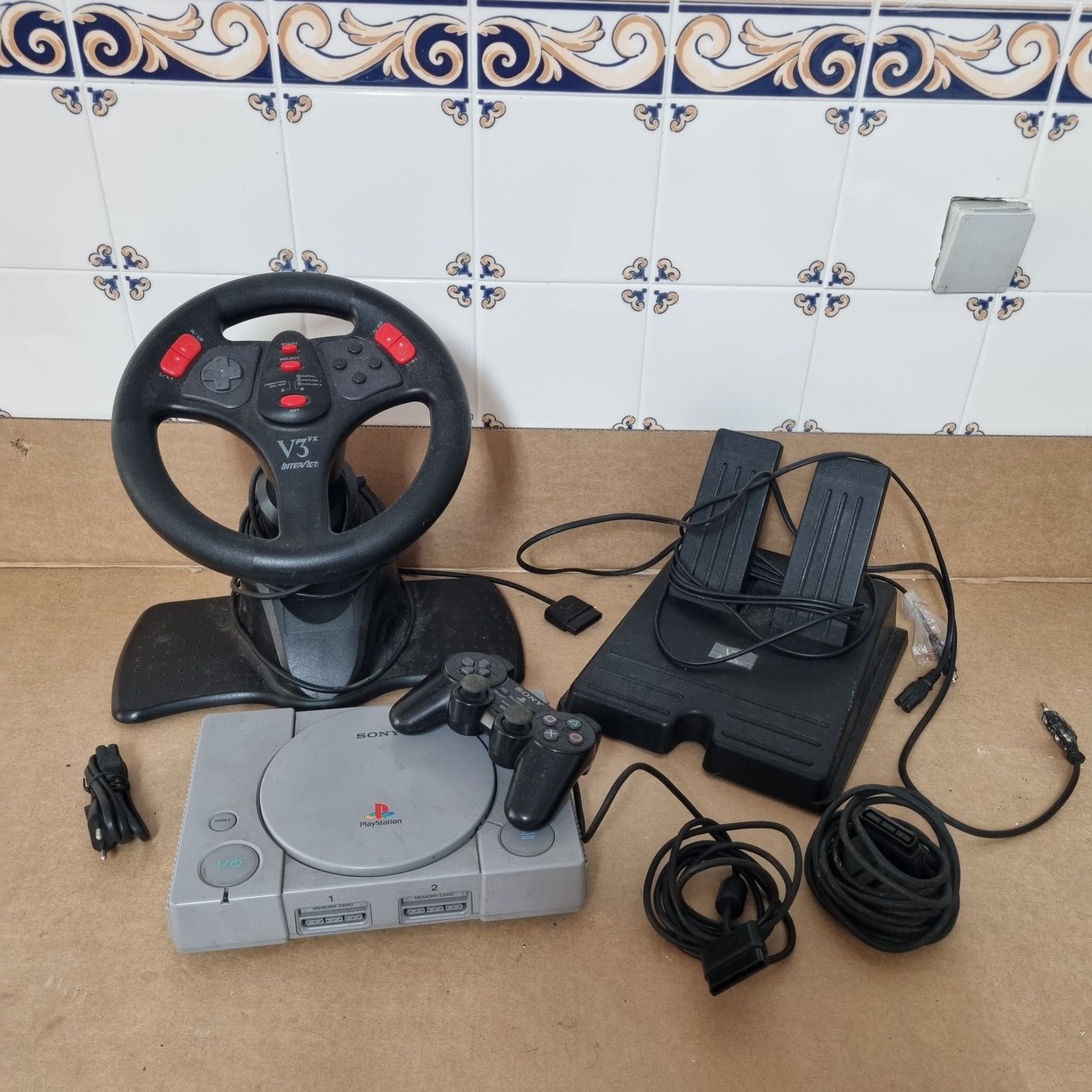 Playstation 1 com acessórios e comando