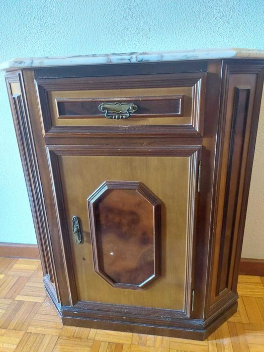 Consola de hall de entrada em madeira e mármore com arrumação.