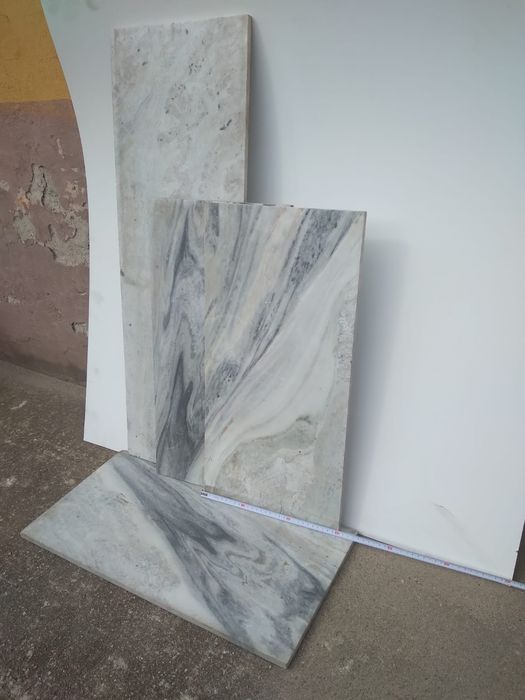 Płyty marmurowe szerokość 30 cm grubość ok 1.,5 cm