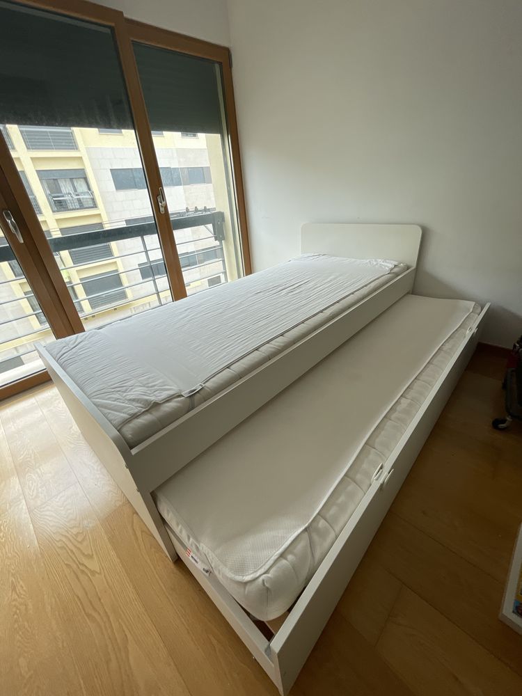 CAMA DUPLA IKEA | SLÄKT com estrados, colchões e proteções.