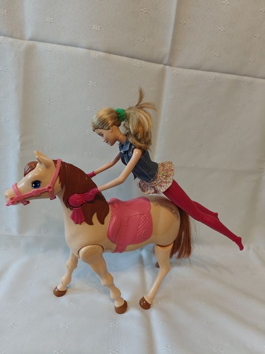 Koń chodzący i lalka barbie dżokejka Mattel