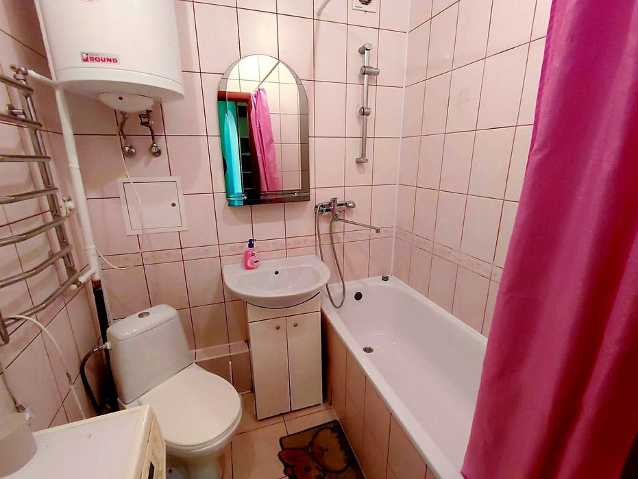 1-кім. Центр. "Злата плаза". Дзеркальна шафа навпроти ліжка. Подобово.