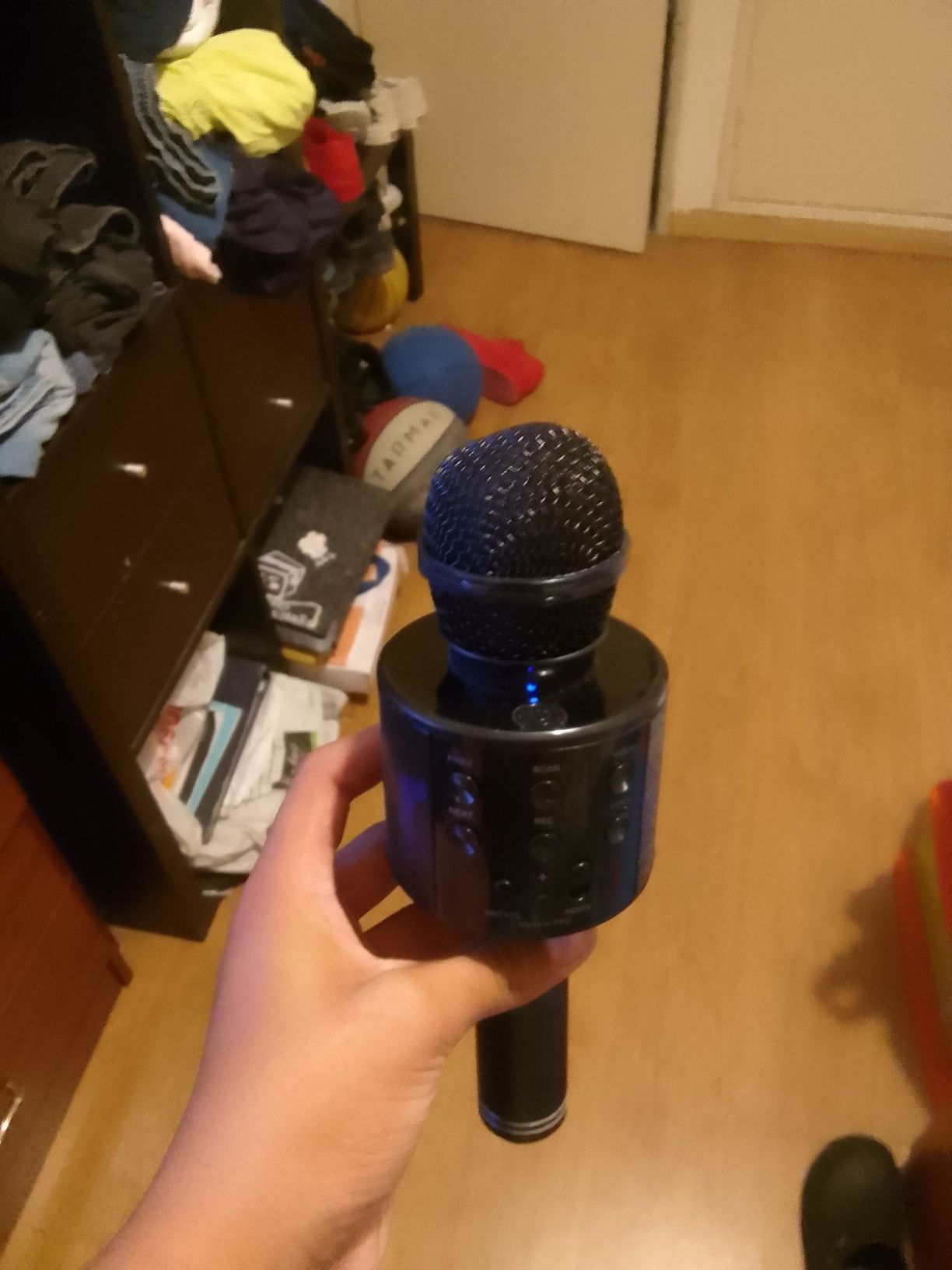 Microfone pouco usado tem radio e bluetooth