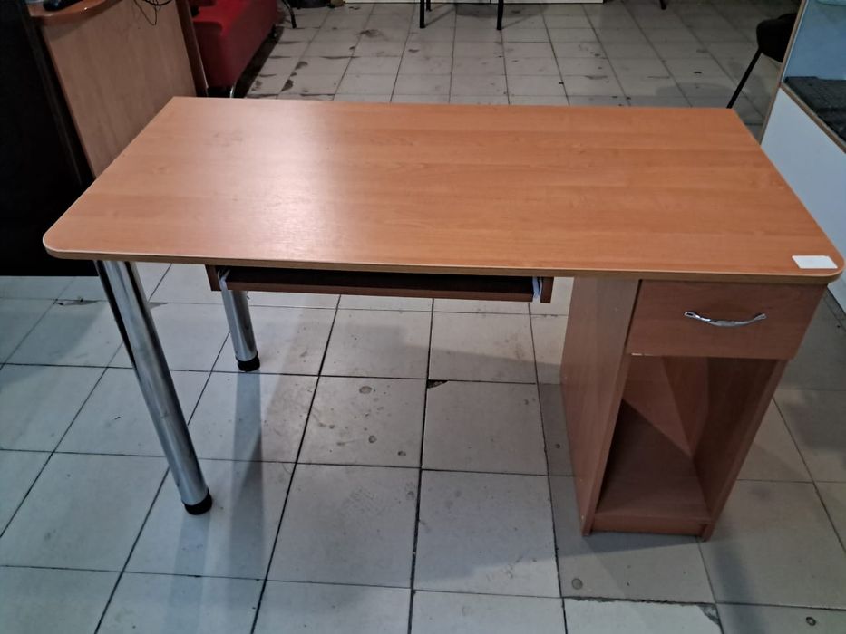 Продаю стол компьютерный