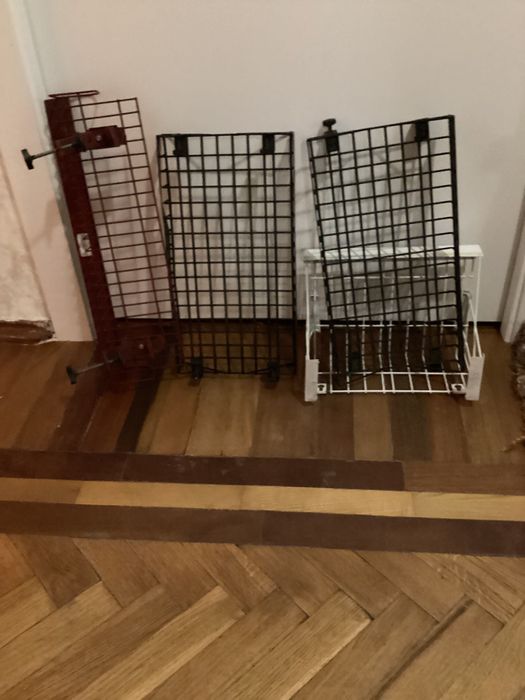 четыре навесных металлических полки