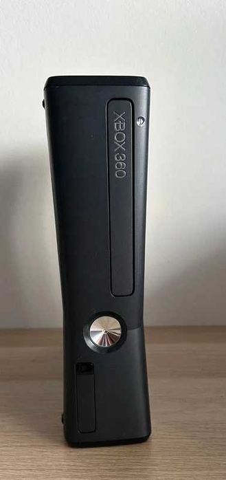 Xbox 360 Slim 4GB (S/Comando)
