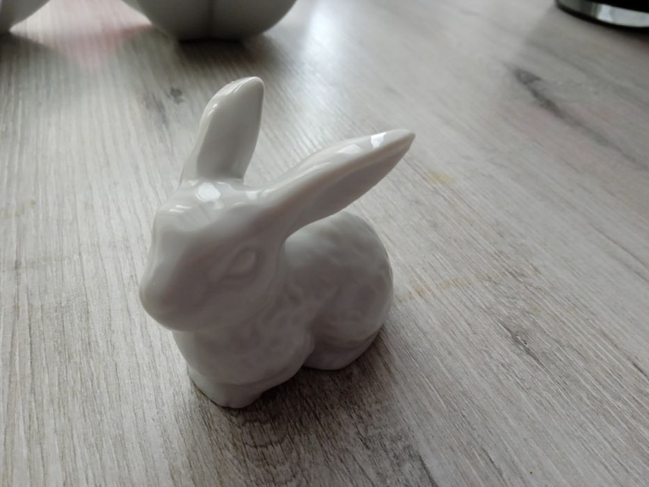 Biała porcelanowa figurka króliczek