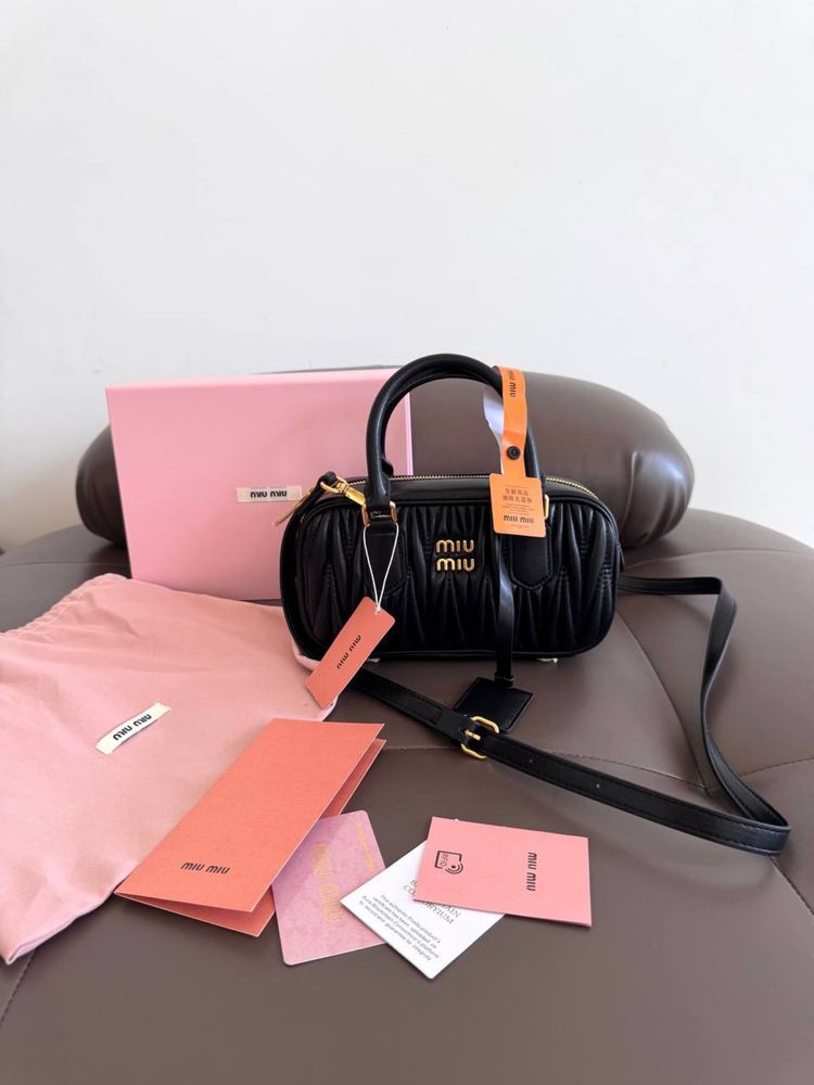 Шкіряна сумка miu miu