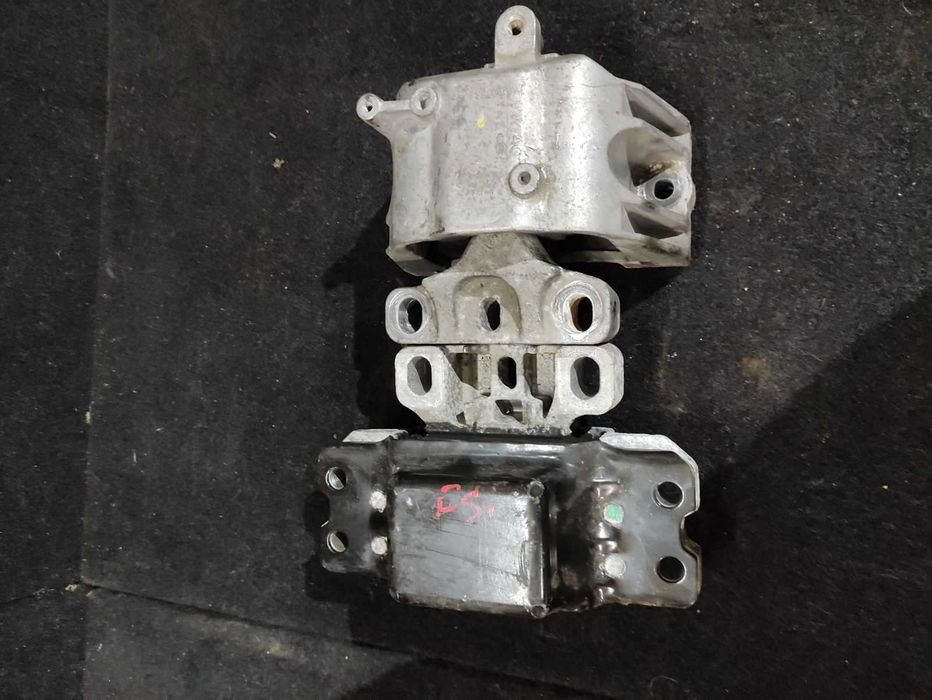 Подушка двигателя кронштейн Golf 5