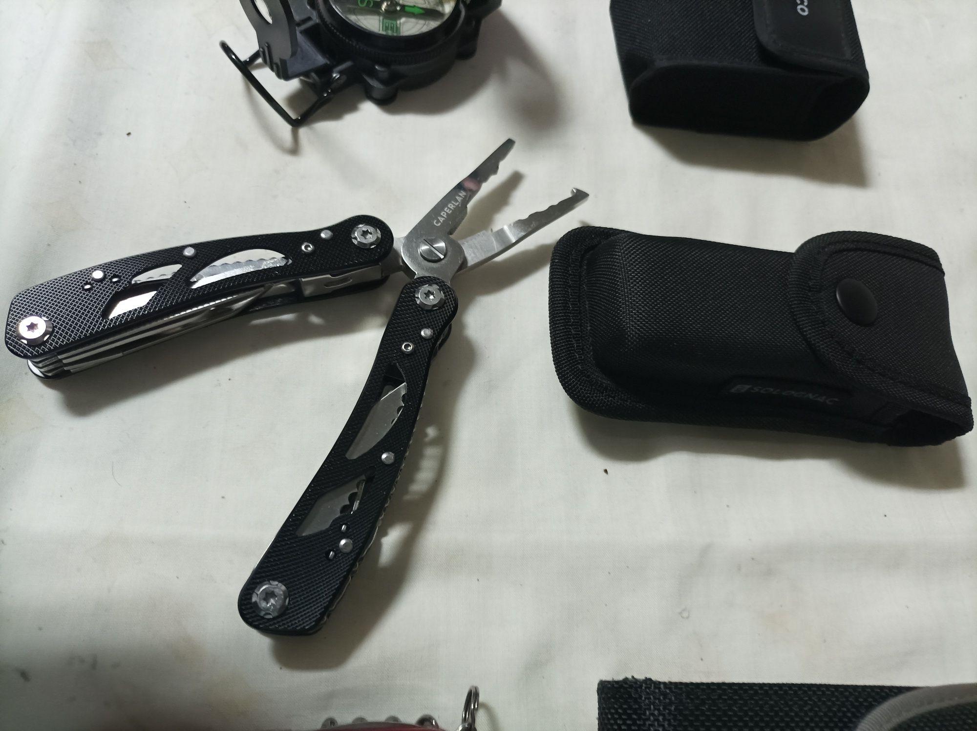 Bússola, alicate de pesca e canivete Victorinox