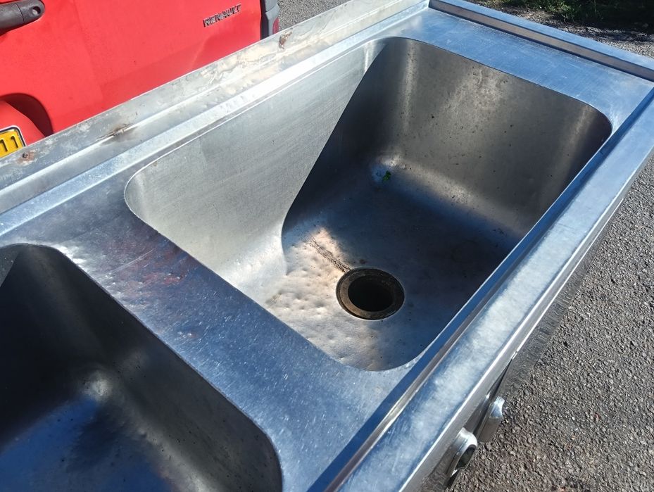 Bancada em inox com 2 pios grandes e portas