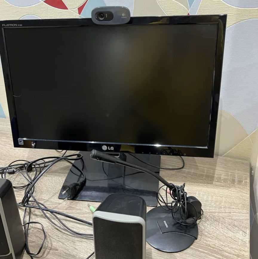 Комп'ютерний набір (монітор, колонки, веб-камера, мишка, клавіатура)
