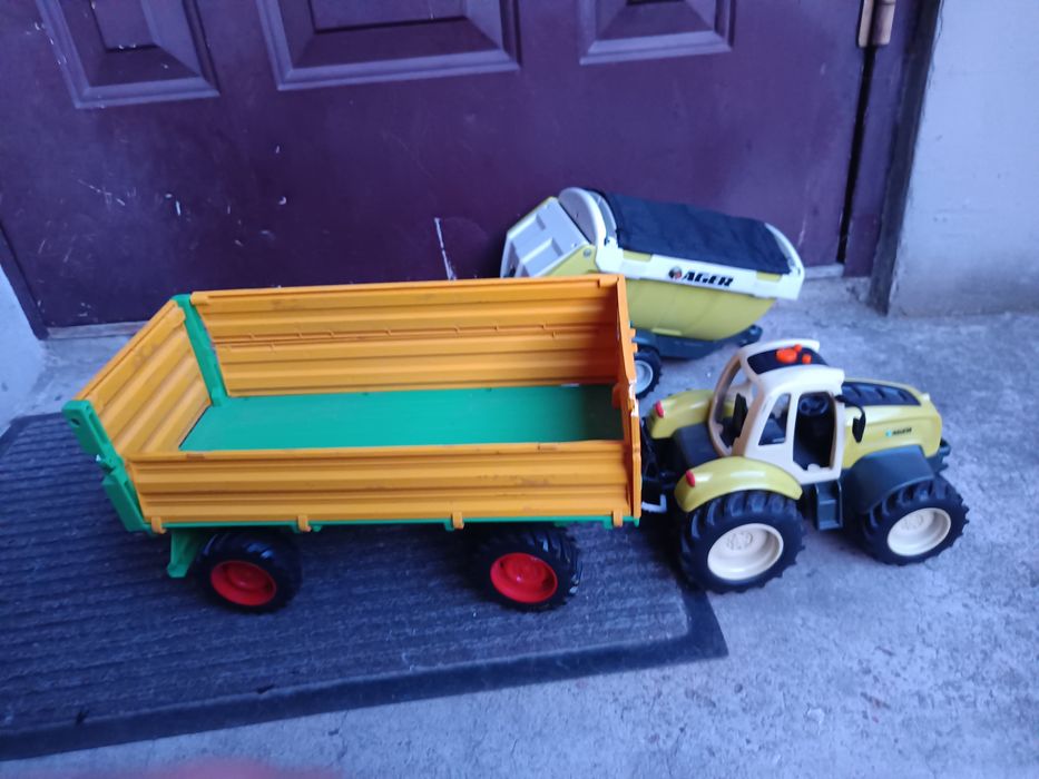 Zabawka traktor z dwoma przyczepami i pługiem śnieżnym