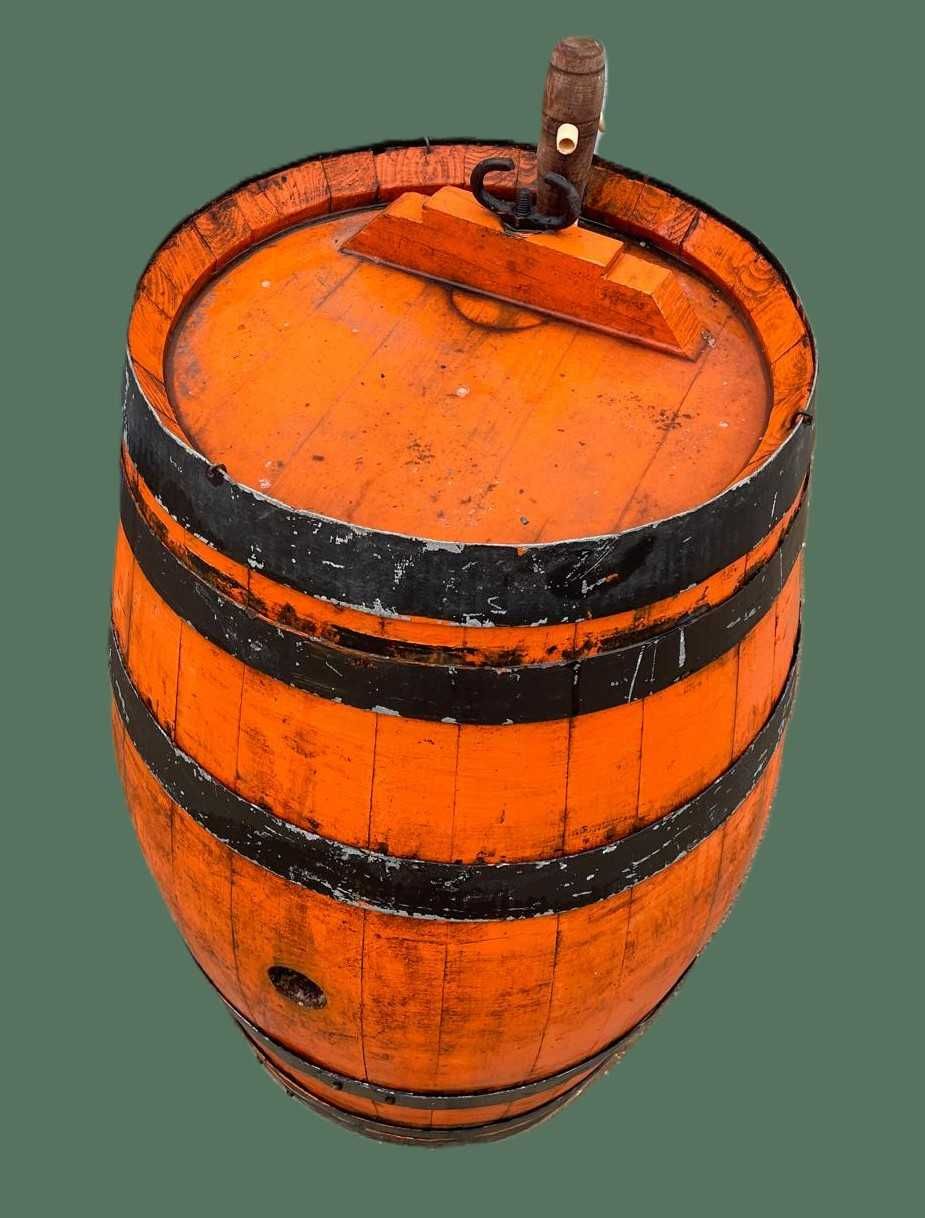 Barril ou pipa antiga com postigo e torneira