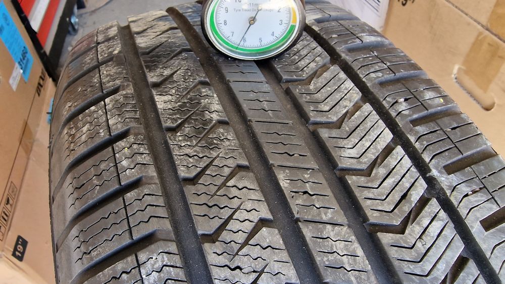 Opona 235/60R17 całoroczna wielosezonowa. Vredestein. 2019 rok.