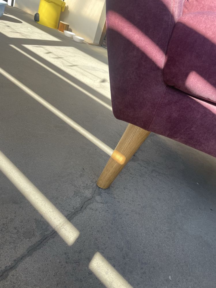 Sofa 2 osobowa w stylu skandynawskim  wysokie oparcie. Wysokie nóżki