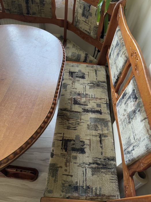 Кухонний куточок, деревʼяний дубовий стіл. Стільці, кутовий дубовий