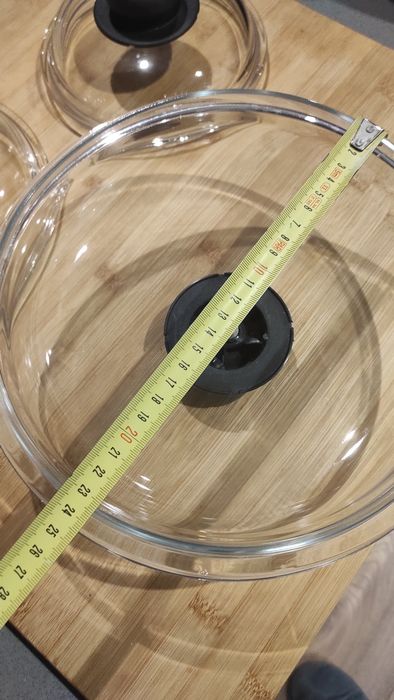 Varias tampas de vidro para tachos