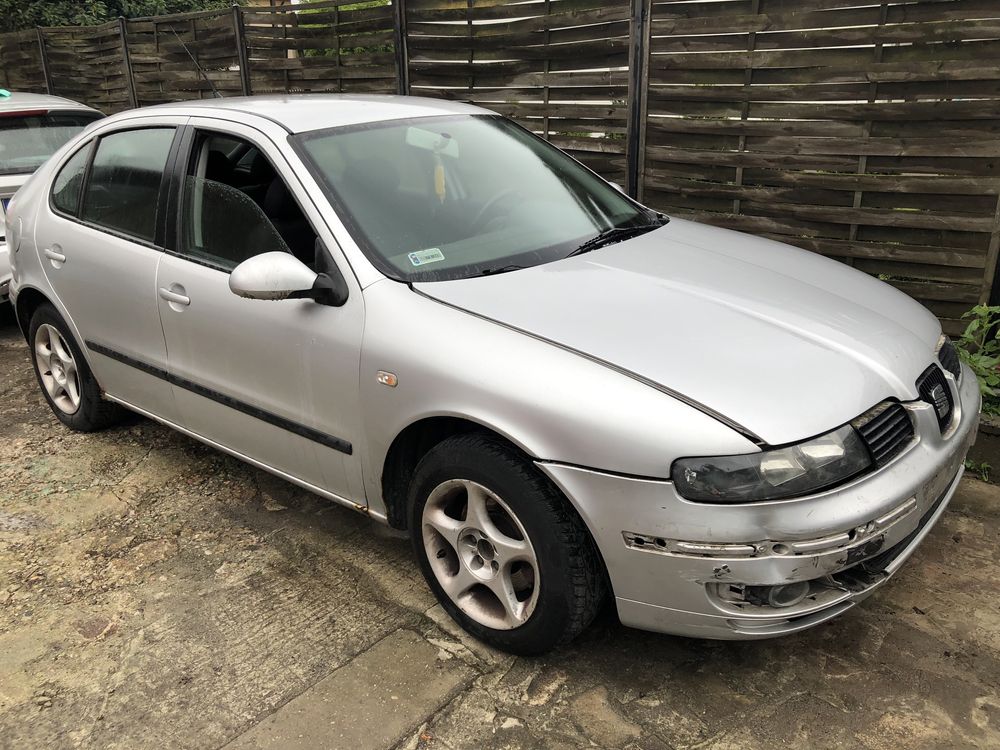 Seat Leon lekko uszkodzony