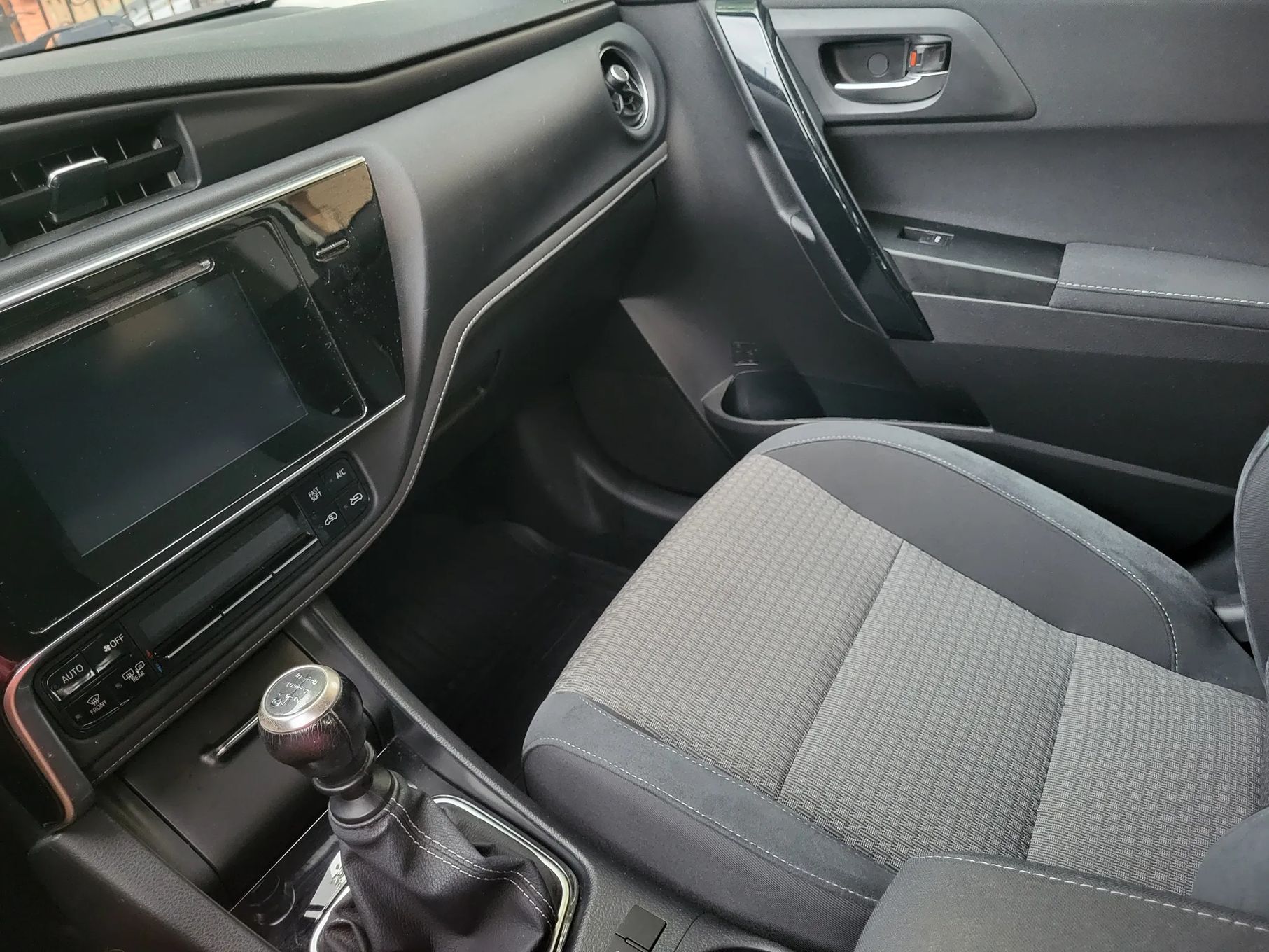 Toyota Auris Toyota Auris 1,6 Pakiet Selection + Comfort