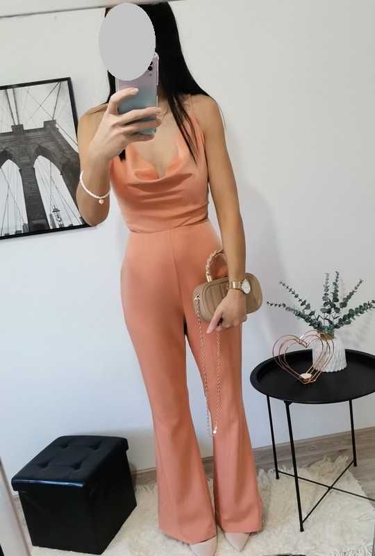 Satynowy kombinezon Lavish Alice cut out z szerokimi nogawkami 38 m