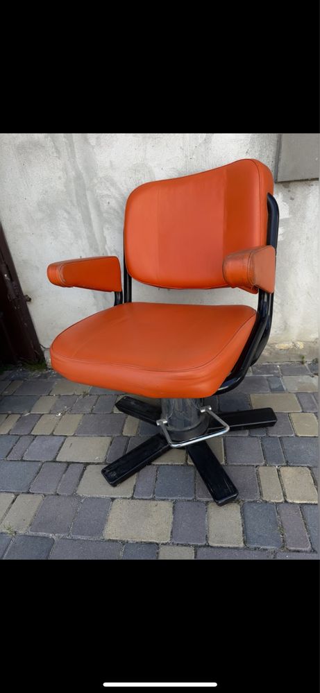 Перукарське крісло 2 шт в наявності