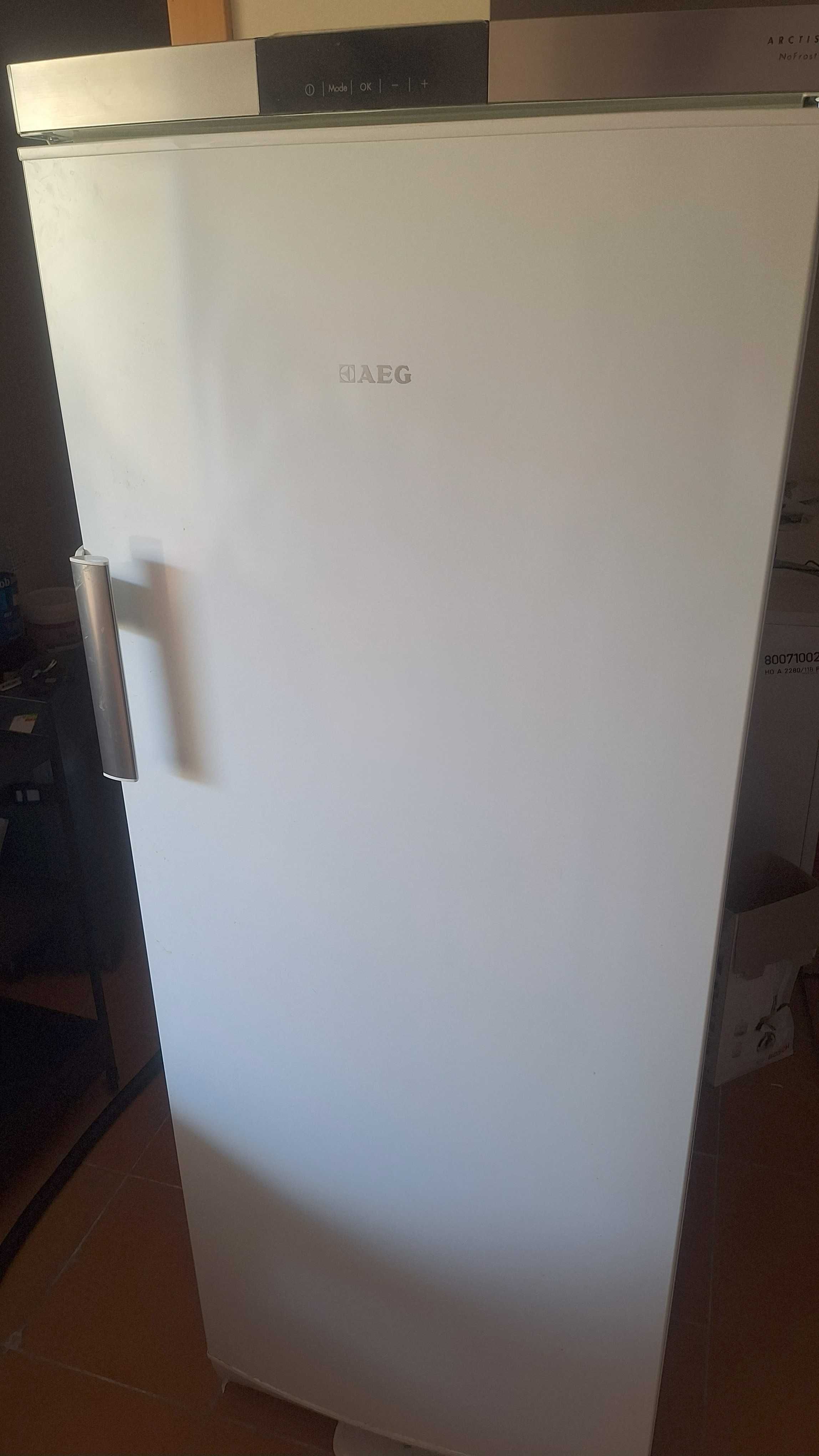 Arca Congeladora Vertical AEG NO FROST como nova