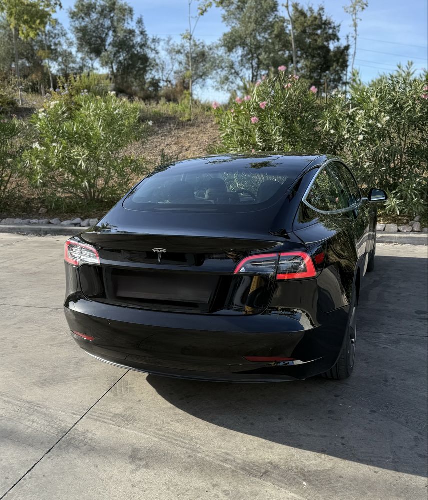 Tesla Model 3.