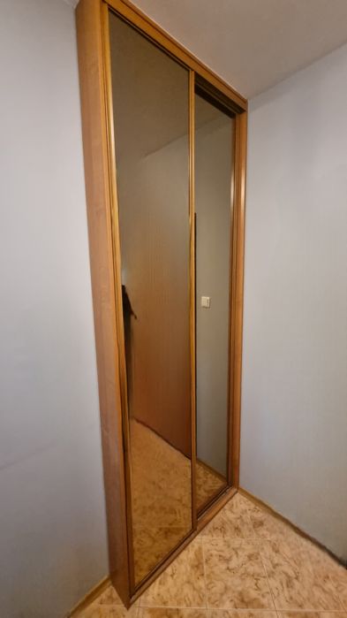 Szafa przesuwna z lustrem