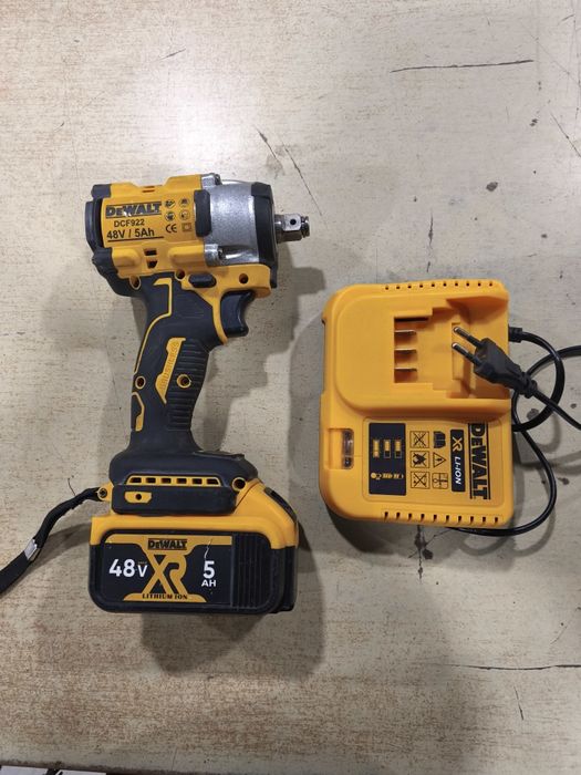 аккумуляторный ударный гайковерт DeWalt DCF922.