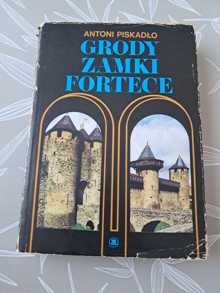 Antoni Piskadło Grody Zamki Fortece