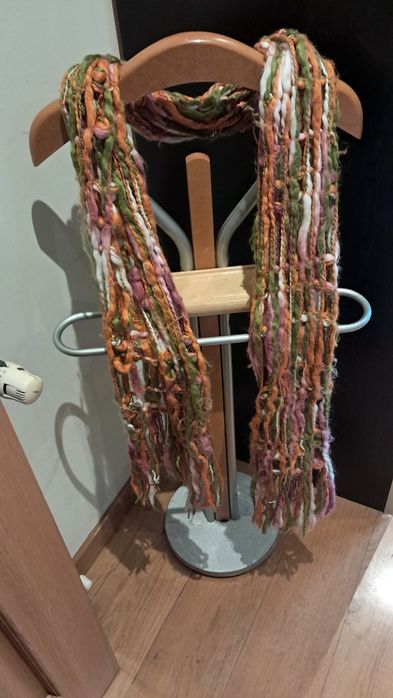 Cachecol multicolorido de mulher em malha