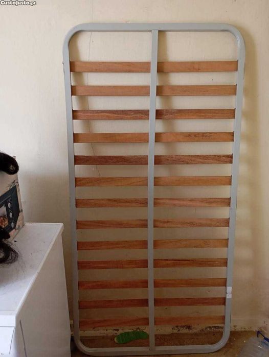 Estrado com colchão solteiro, com pés
Encontra se na Baixa da Banheira