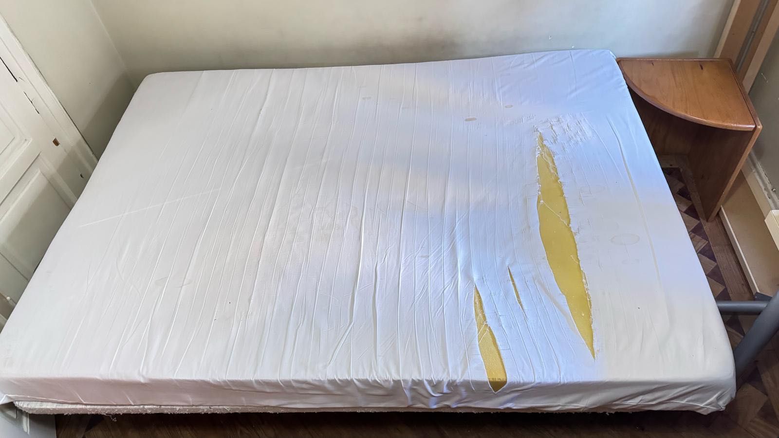 Cama de casal, venda com colchão. 140 x 190cm.