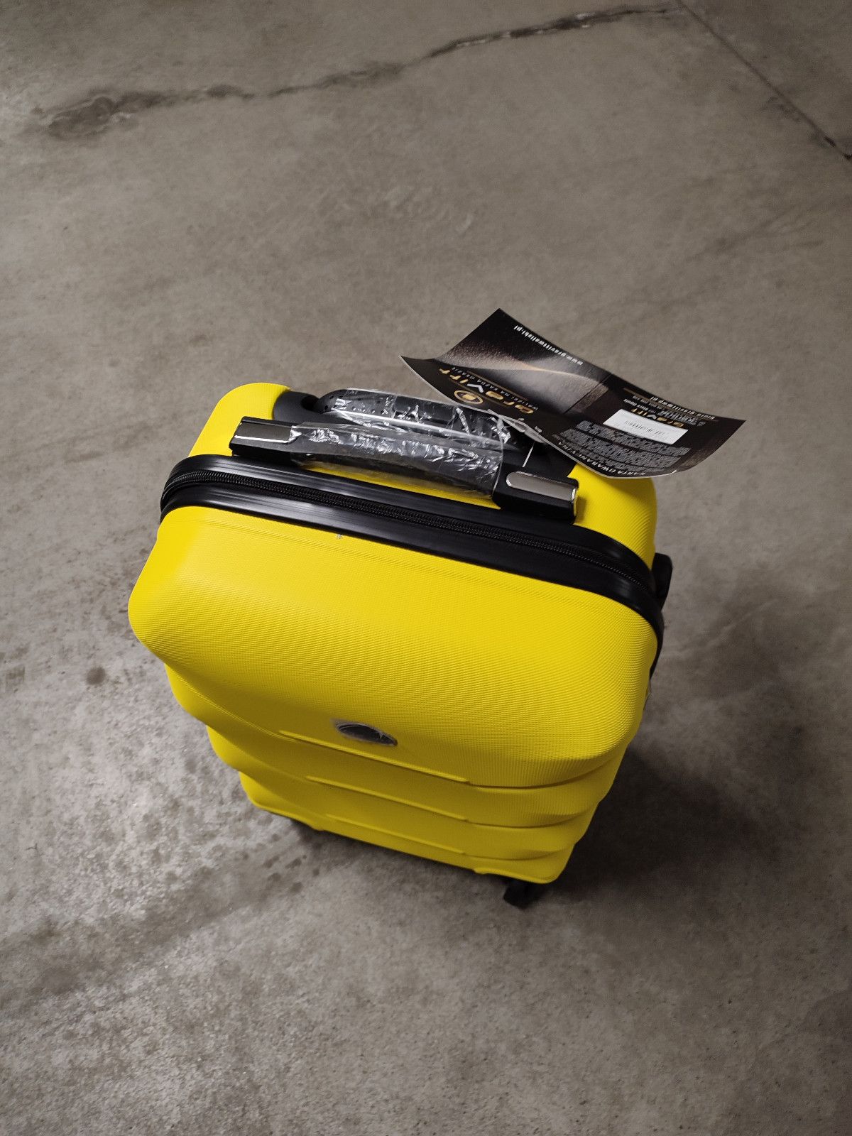 Nowa żółta walizka podróżna