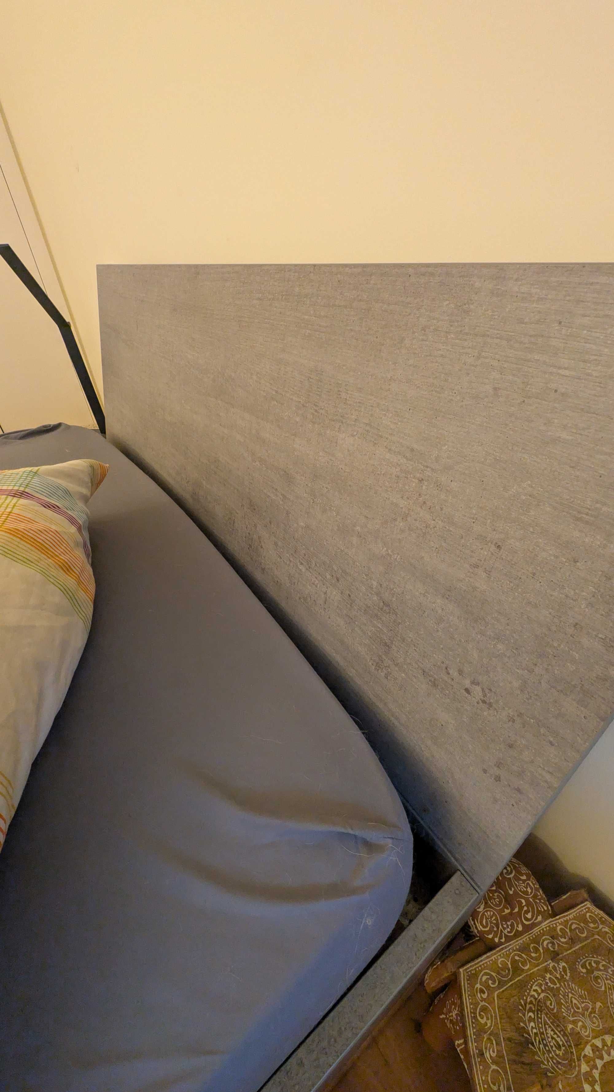 Cama com estrado de ripas