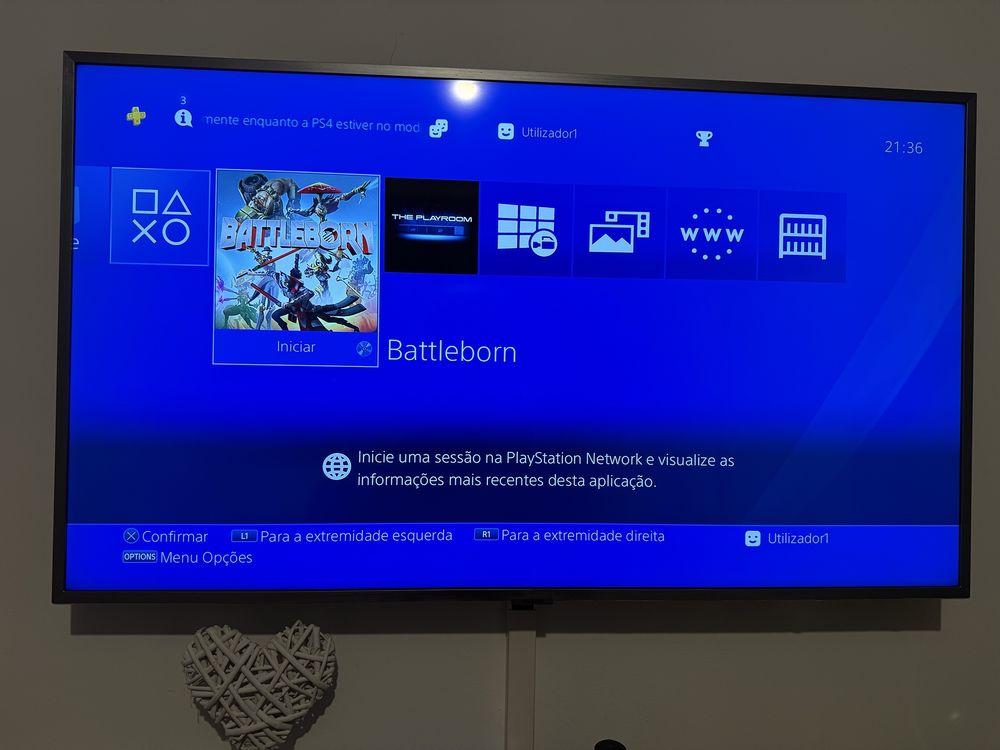 Playstation 4 slim de 1 Tb 2 comandos e 2 jogos