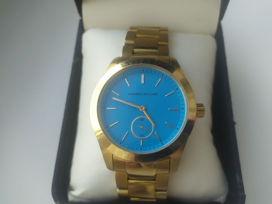 Часы Kenneth Jay Lane.