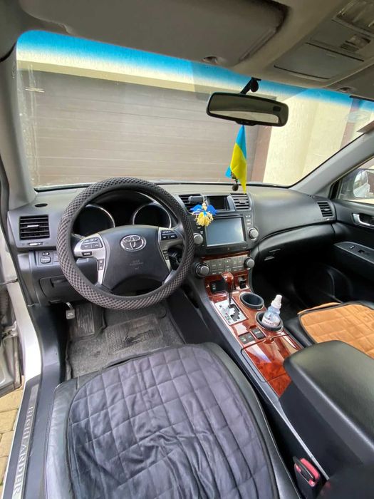 Продам Тойота Хайлендер 2012