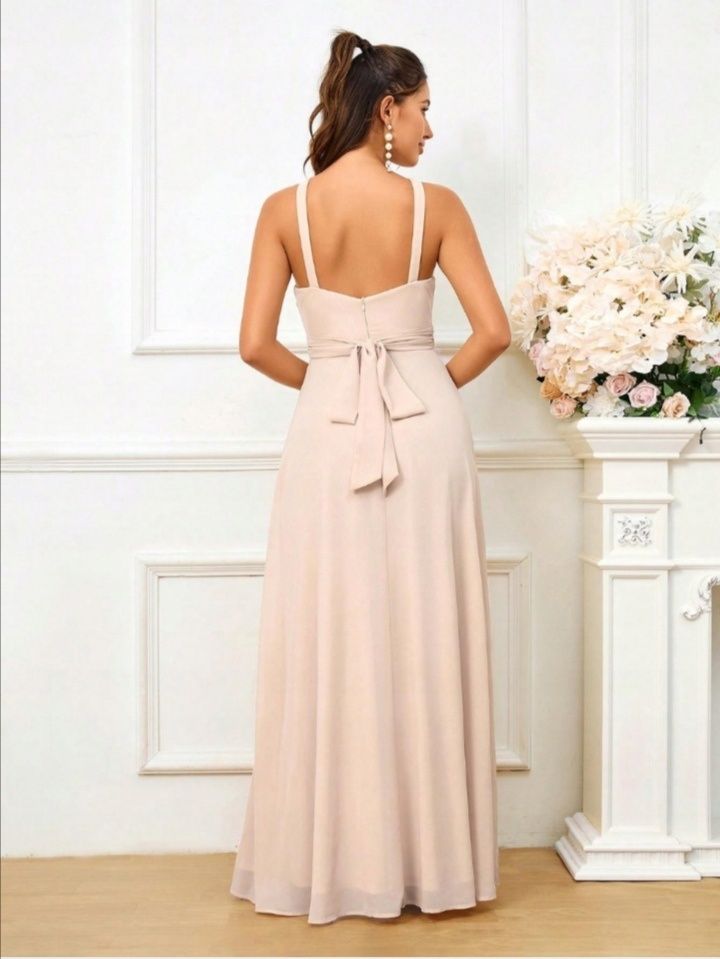 Elegancka sukienka beżowa Rozcięcie wesele S