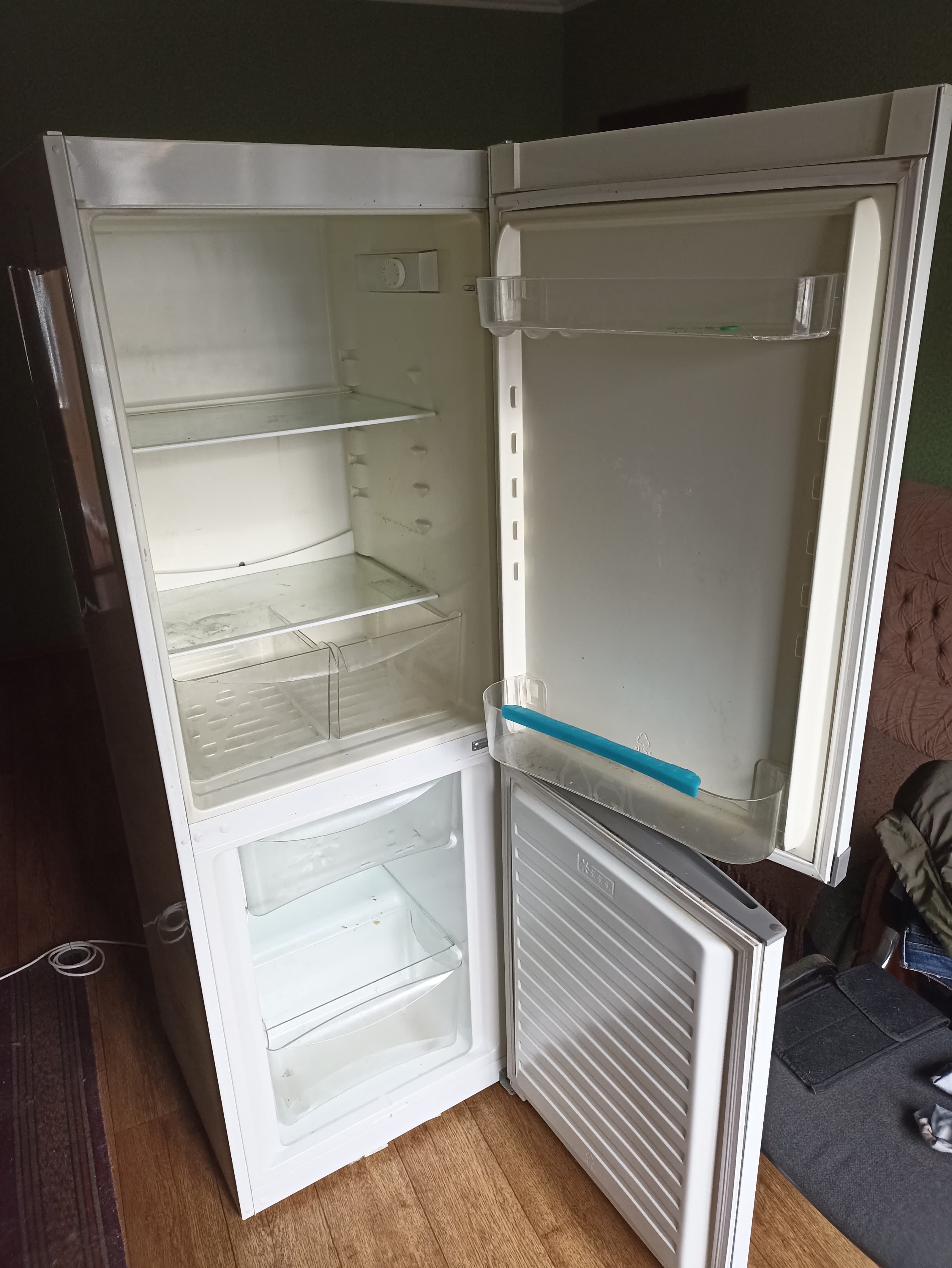холодильник ZANUSSI 
ZRB33100WA