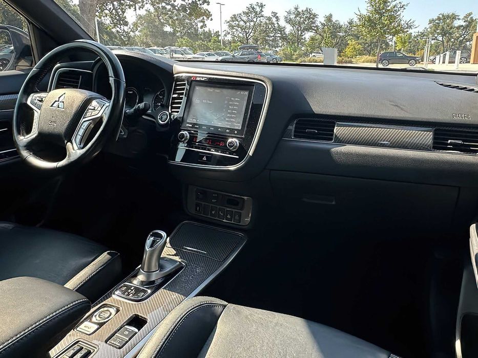 Mitsubishi Outlander      2020