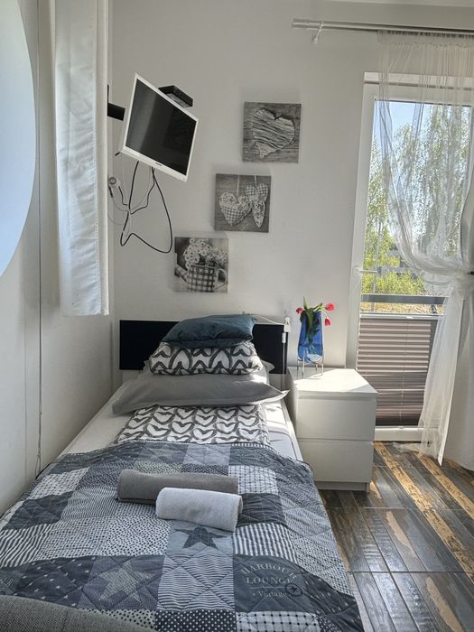 Łóżka z zaglowkiem czarnym 90 cm