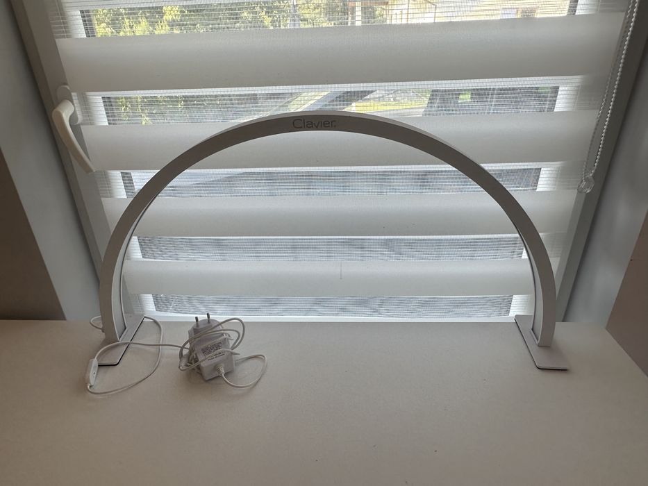 Biurko , lampka  , krzeslo do manicure